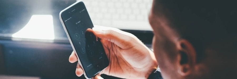 homme avec téléphone main appel entretien